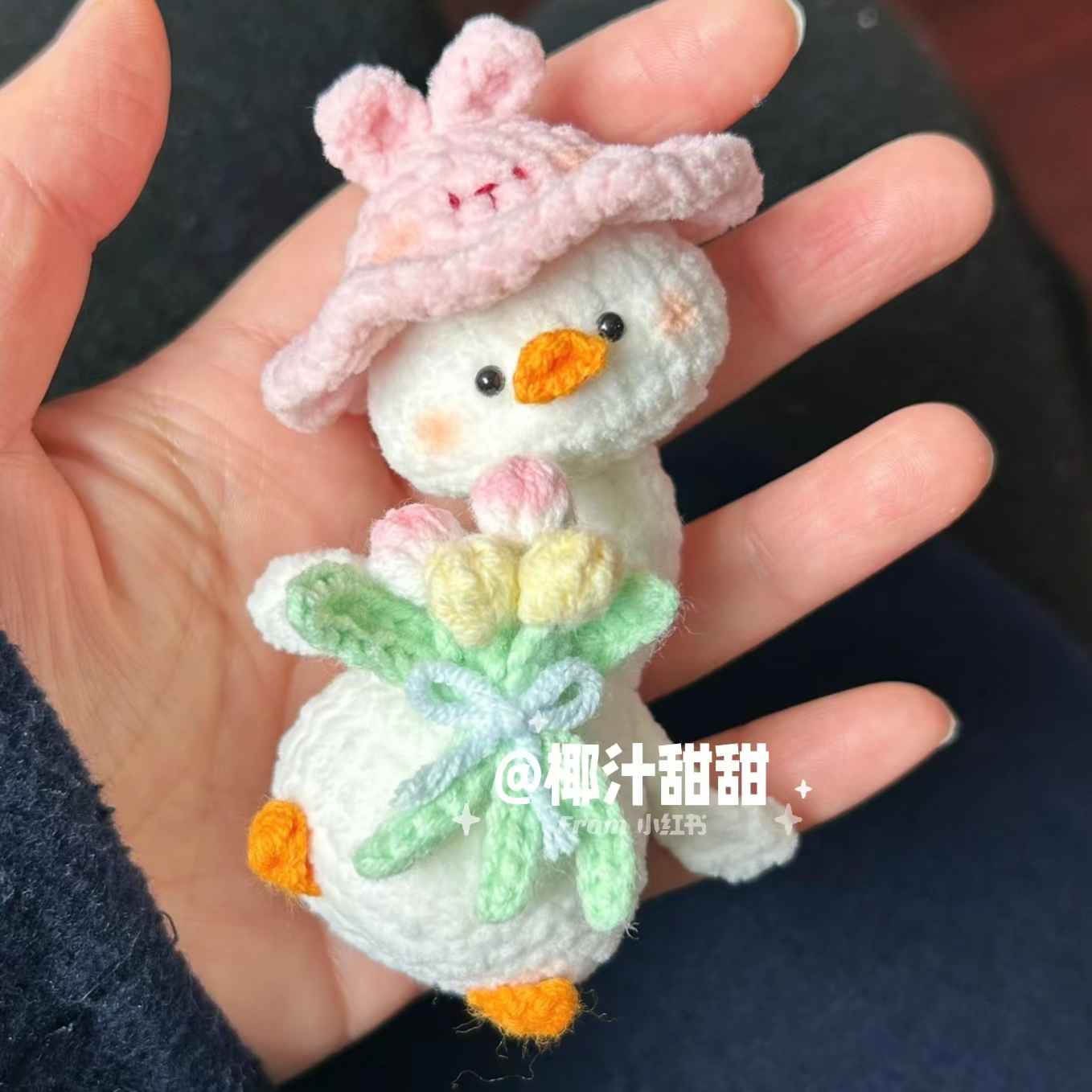 Chart móc vịt đội nón thỏ ôm hoa Tulip - Free crochet rabbit pattern