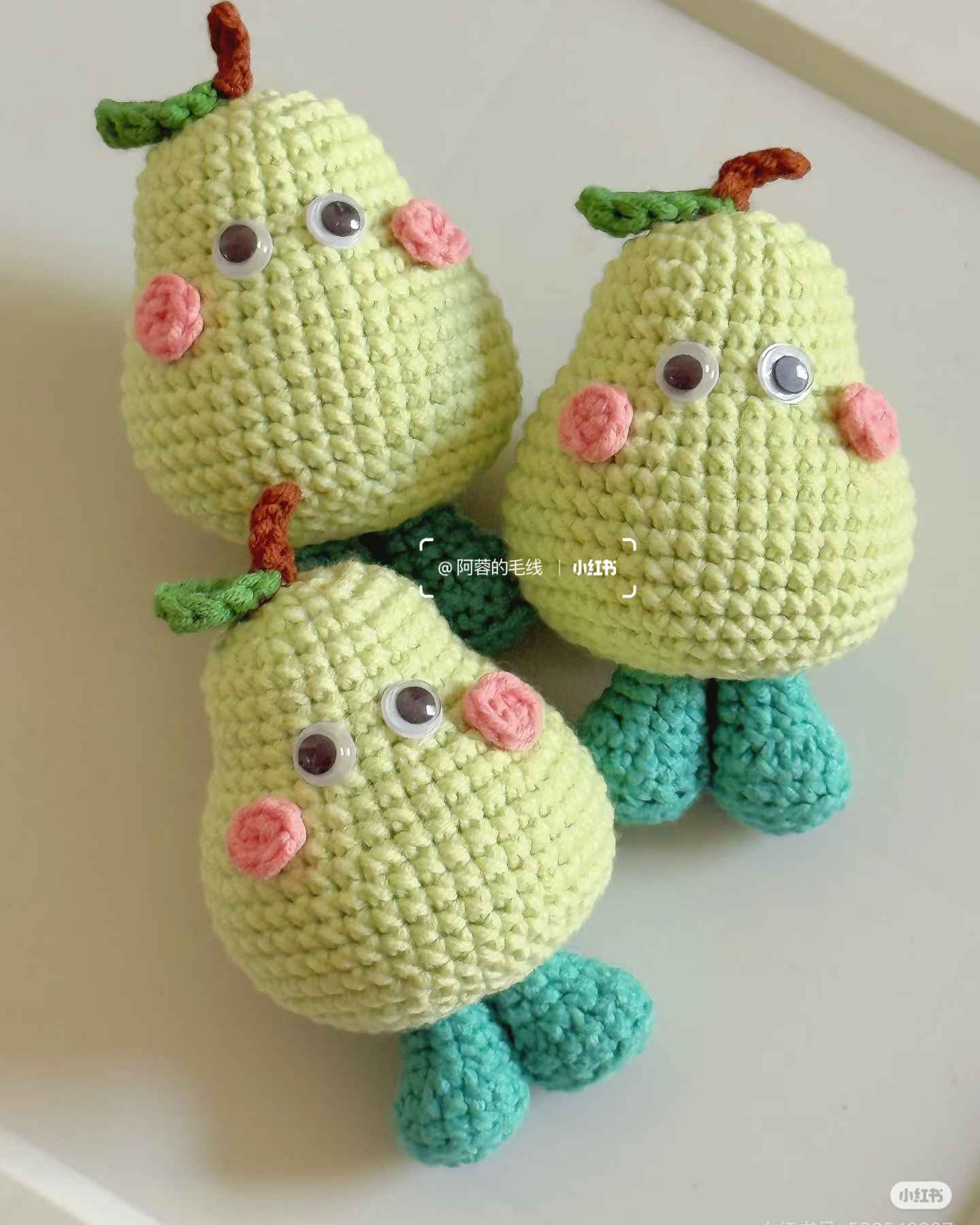 Chart móc trái Lê mang giày xanh dễ thương - Free crochet cute pear chart